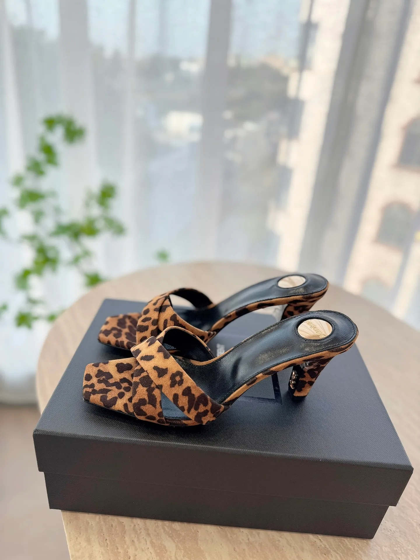 👟👟Ex-factory price 560👟👟 High version "SAINT LAUREN*" Saint Laurent ysl 25ss/new spring and summer catwalk model with large rhinestone high heels and sandals. Only YSL understands women's hearts best and does not accept refutation. It is a super invincible feminine artifact and a must-have for women (z-product full-body customization, own molded hardware accessories, perfect consistency). Compare the differences between pictures and goods on the market. ✔Upper: Customized imported silk ✔Lining: Imported 🐑Sheep leather ✔Sole: Imported genuine leather outsole ✔Heel height: 8cm ✔Number of yards: 35-39 (40, 41, 42 can be customized and non-returnable) (Full set of packaging)